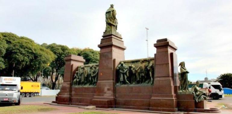 El traslado del monumento a Colón origina una viva polémica en Buenos Aires