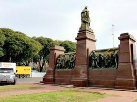 El traslado del monumento a Colón origina una viva polémica en Buenos Aires