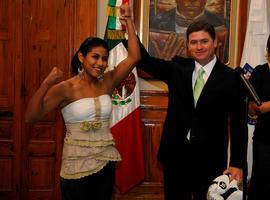 La Campeona Mundial de Box Arely Ametralladora Muciño con el gobernador de Monterrey