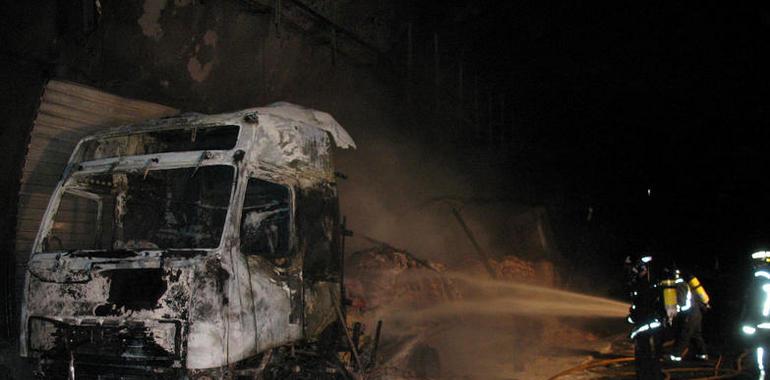 El incendio de un camión en un túnel cierra al tráfico pesado por la N-121 A, Pamplona-Behobia