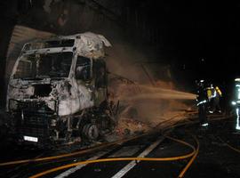 El incendio de un camión en un túnel cierra al tráfico pesado por la N-121 A, Pamplona-Behobia