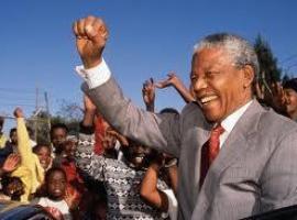 Mandela, en estado crítico, experimenta una leve mejoría 