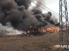 Un voraz incendio alcanza ya a tres naves industriales en el Polígono de Seseña