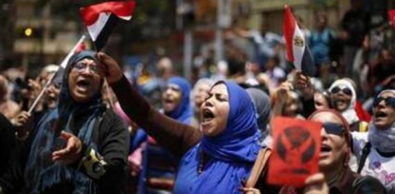 Mursi reafirma que continuará en el poder, los opositores dicen que amenaza al pueblo