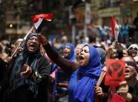 Mursi reafirma que continuará en el poder, los opositores dicen que amenaza al pueblo