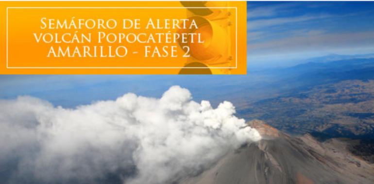 El volcán Popocatépetl emite una columna de gases y cenizas de hasta 3.5 km de altura