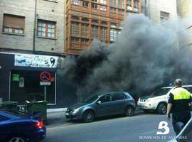 Un aparatoso incendio en un bajo comercial en la calle Uría de Cangas obliga a evacuar al vecindario