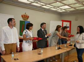 La consejera entrega las llaves de 47 viviendas de promoción pública en Navia 