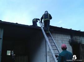 Laviana: El fuego destruye un secadero de embutidos en Villoria