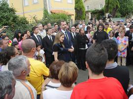 Los Príncipes de Asturias con los vecinos que socorrieron a las víctimas (VÍDEO)