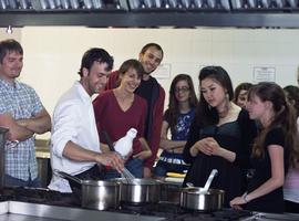 Alumnos extranjeros descubren los secretos de la gastronomía española en la UIMP
