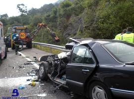 Un muerto y tres heridos, uno muy grave, al chocar un turismo y un tractor en Ribadesella