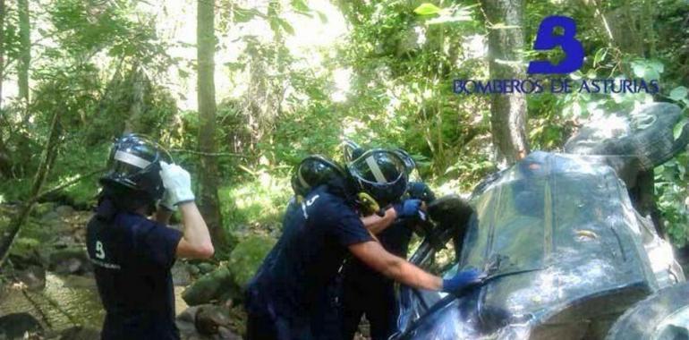 Muere un hombre al caer su coche 100 metros a un arroyo en Santianes del Agua, Ribadesella