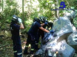 Muere un hombre al caer su coche 100 metros a un arroyo en Santianes del Agua, Ribadesella
