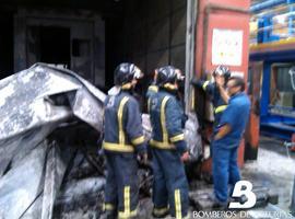 Incendio en una empresa de producción de escaleras en Polígono de Baíña, en Mieres