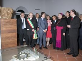 Feijoo presenta en Asis la exposición sobre el Camino de Santiago y renueva su invitación al Papa