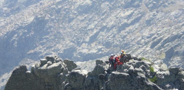 Rescatado un escalador lesionado en el Pico de la Aguja Negra