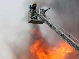 El fuego destruye una casa en El Remediu, Nava