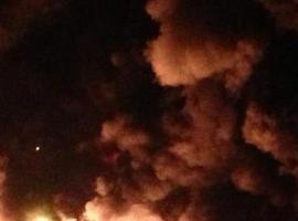 Los bomberos extinguen sendos incendios en Riparape, Langreo y un camión de colchones en Mieres