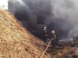 Trabajan para extinguir un incendio en una nave industrial en Alcalá de Henares
