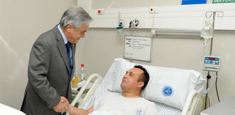 El presidente de Chile visita en el hospital a los carabineros heridos en la manifestación de Santiago