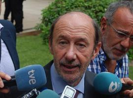Rubalcaba aprueba que Rajoy y Mas hablen, pero no que sea secreto