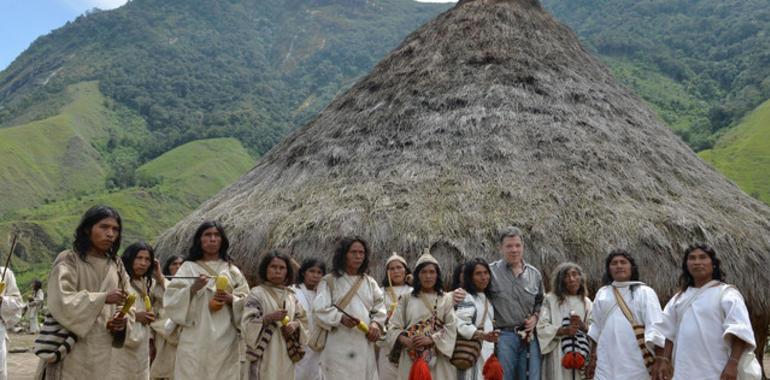 Presidente Santos con los líderes indígenas Mamos Kogui