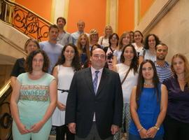 Los estudiantes becados en el proyecto Silo, con el alcalde de Oviedo