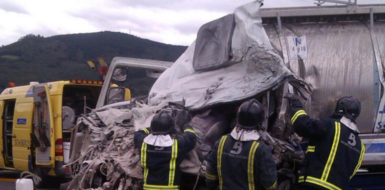 Mueren dos camioneros en un choque frontal en Salas