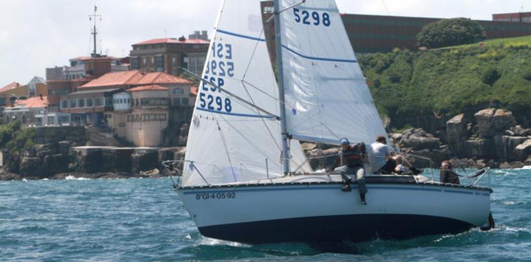 Oviedo Isastur y Espumeru lideran la tercera prueba del Trofeo de Otoño de Cruceros