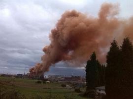 Arcelor califica de \"no tóxica\" la nube producida por un incendio en un horno de la planta de Veriña