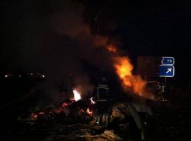 Cortada la A-1 a la altura del km 75 sentido Madrid por el incendio de un camión de paja