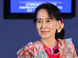 Aung San Suu Kyi recoge el premio Sájarov concedido hace 23 años