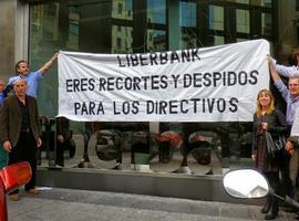 Trabajadores de Cajastur denuncian exceso de celo policial al reprimir el ruido frente al Auditorio