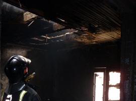 Incendio en una vivienda en El Corralón, en Aller