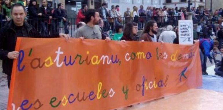 Steven Dworkin abre las Xornaes Internacionales dEstudiu de la Llingua Asturiana