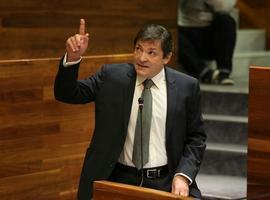 El presidente asturiano descarta negociar con Foro y PP, y adelantar las elecciones le suena a broma