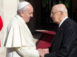 El Papa deplora la crisis económica en su visita el presidente de Italia, en el Quirinal