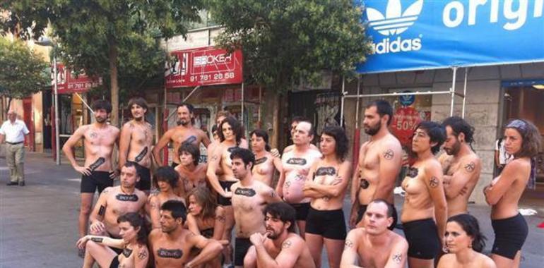 Greenpeace organiza el mayor striptease del mundo para retar a Adidas y Nike a un futuro sin Tóxicos