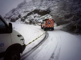 La nieve y la niebla dificultan la circulación en cuatro carreteras asturianas