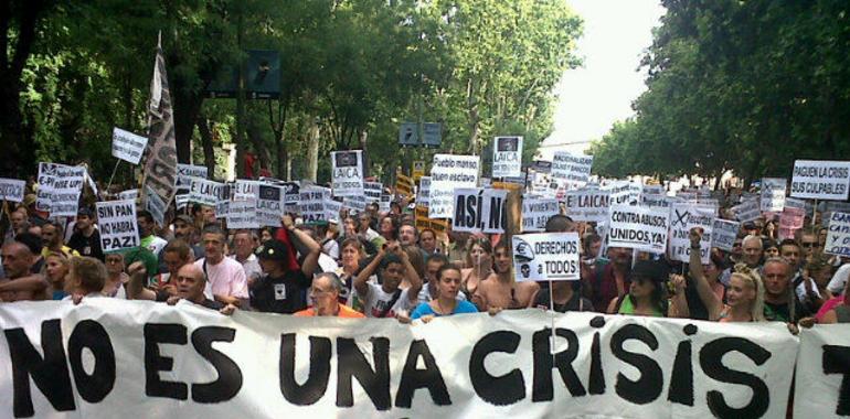 Miles de voces reviven el 15M en Madrid al grito de "No es una crisis, es el sistema"