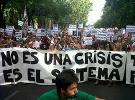 Miles de voces reviven el 15M en Madrid al grito de \"No es una crisis, es el sistema\"