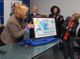 Uruguay emite un sello del Centenario de la Comisión Nacional de Educación Física, fuera de programa