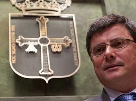 El Presidente del Parlamento asturiano visita Navia e inaugura la exposición del XXX Aniversario 