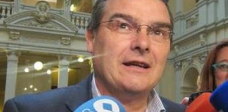 González sostien que PP y PSOE escenificaron el so alcuerdu pal presupuestu na Xunta de Voceros