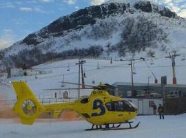 Rescatado en helicóptero un esquiador que se salió de una pista en Valgrande-Pajares