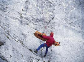 La Ertzaintza rescata a dos escaladores colgados en una pared del monte Uzturre