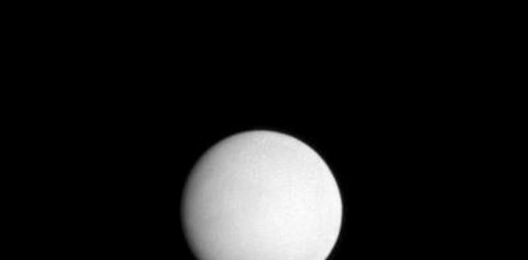Lluvia en Saturno, procedente de la luna Encélado   