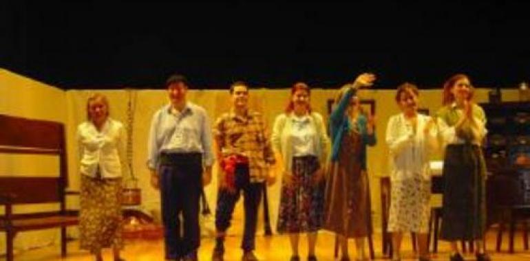 El Grupo de Teatro Carbayín en La Pola con "Les ayalgues de la marquesa"