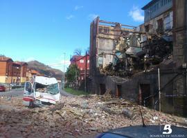 Tres heridos en Mieres por el desplome de un edificio deshabitado 